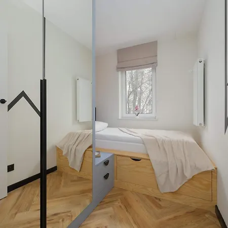 Apartamento Blue And Orange With Desk In The Center By Renters