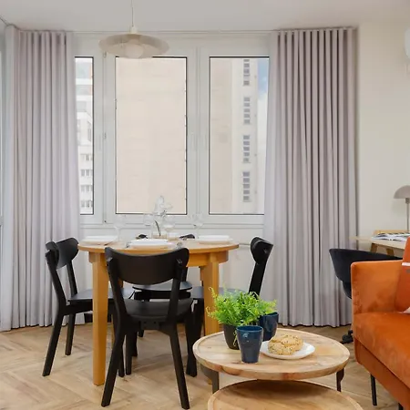 Apartamento Blue And Orange With Desk In The Center By Renters