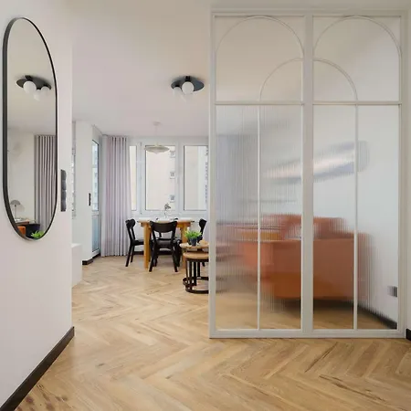 Blue And Orange With Desk In The Center By Renters * Varsóvia