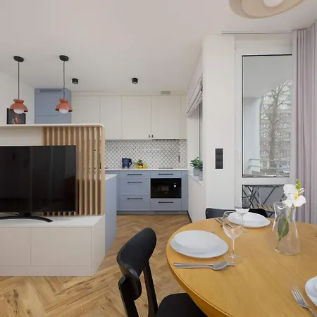 Blue And Orange With Desk In The Center By Renters Apartamento