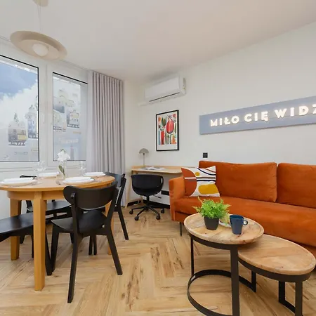 アパート Blue And Orange With Desk In The Center By Renters ワルシャワ