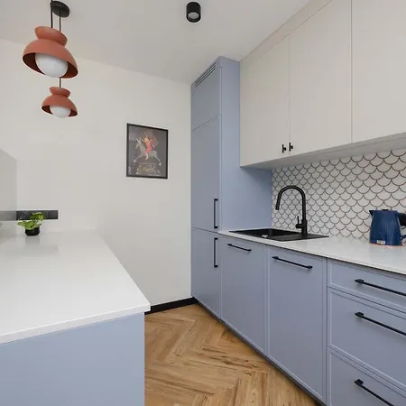 アパート Blue And Orange With Desk In The Center By Renters *