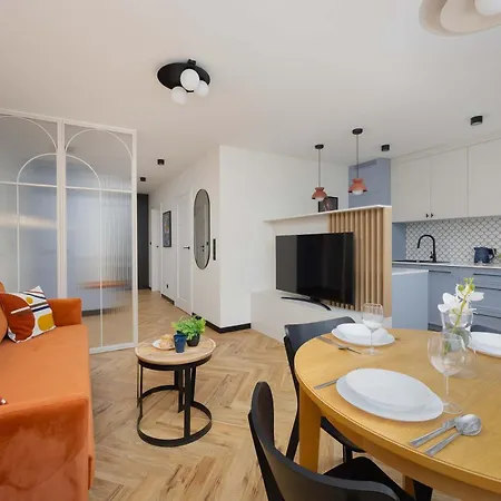 アパート Blue And Orange With Desk In The Center By Renters