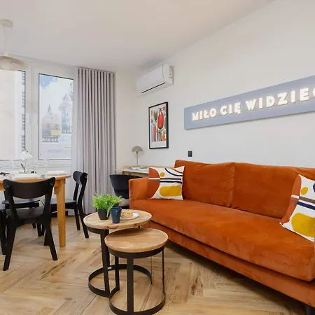 Blue And Orange With Desk In The Center By Renters شقة