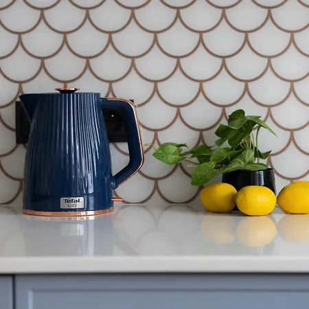 Blue And Orange With Desk In The Center By Renters شقة *