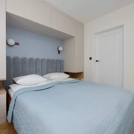 アパート Blue And Orange With Desk In The Center By Renters
