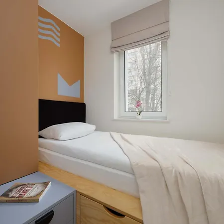 アパート Blue And Orange With Desk In The Center By Renters