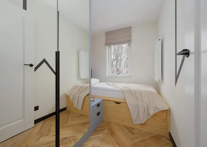 شقة Blue And Orange With Desk In The Center By Renters