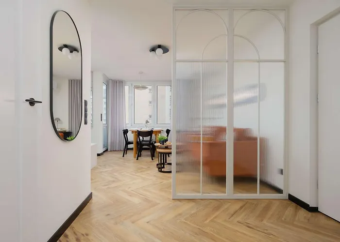 Blue And Orange With Desk In The Center By Renters * وارسو