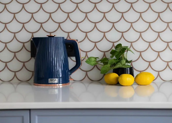 Blue And Orange With Desk In The Center By Renters شقة *