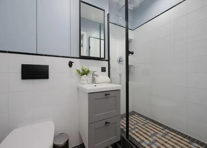 شقة Blue And Orange With Desk In The Center By Renters *