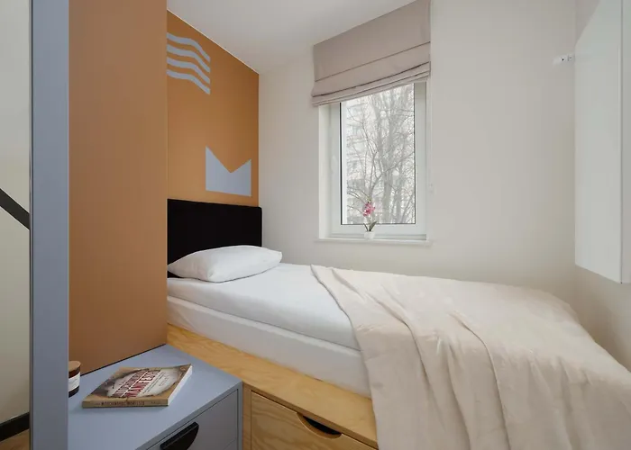 شقة Blue And Orange With Desk In The Center By Renters